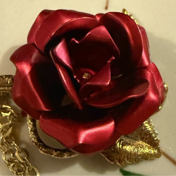 Vintage- Gold Chain Necklace with Red Rose Pendant - Picture 2 of 10